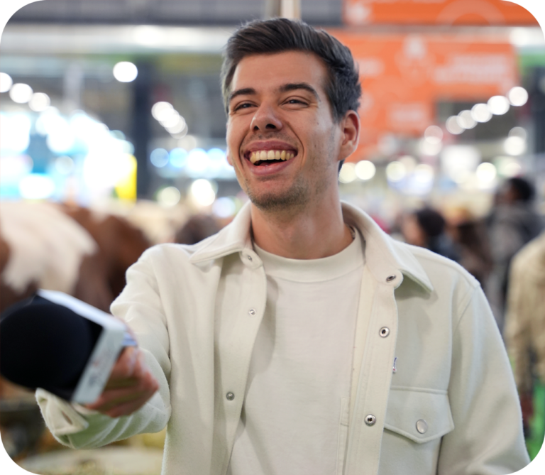 Créateur ugc homme en micro-trottoir