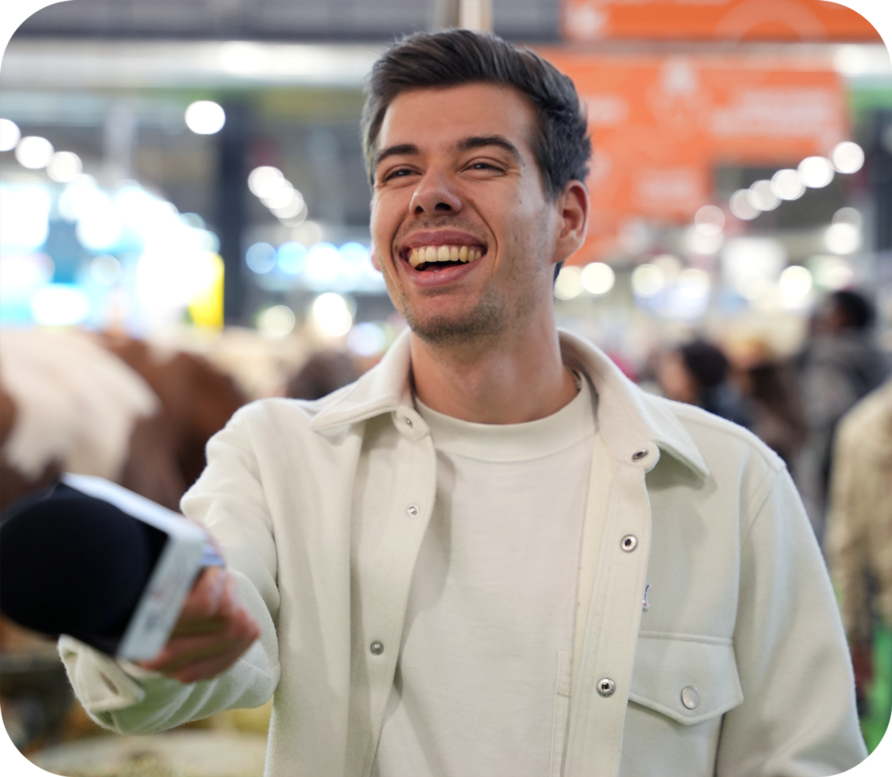 Créateur ugc homme en micro-trottoir